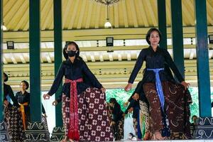 yogakarta, Indonesië Aan oktober 2022. abdi dalem mataya, hovelingen van de Yogyakarta paleis wie zijn dansers. t foto