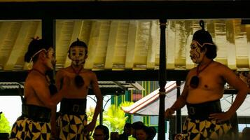 yogakarta, Indonesië Aan oktober 2022. marionet mensen Bij de Yogyakarta paleis, de prestatie getoond is over de Speel van de tekens petruk, semar, en gareng. foto