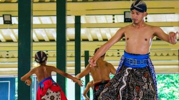 yogakarta, Indonesië Aan oktober 2022. abdi dalem mataya, hovelingen van de Yogyakarta paleis wie zijn dansers. t foto