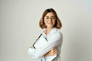 mooi vrouw in wit overhemd vervelend bril manager kantoor werk foto