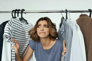 mooi vrouw kleren hanger boodschappen doen pret levensstijl foto