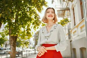 vrolijk blond in een rood rok buitenshuis wandelen vrije tijd foto