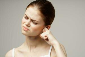 ziek vrouw oor pijn Gezondheid probleem ontevredenheid licht achtergrond foto