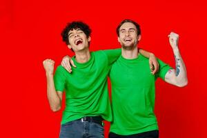 grappig vrienden groen t-shirts knuffels emoties vreugde rood achtergrond foto