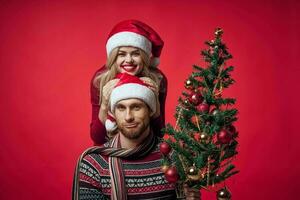 vrouw De volgende naar Mens familie portret Kerstmis boom decoratie vakantie foto