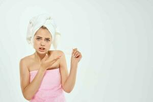 vrouw gedekt met handdoek kaal schouders huid zorg Gezondheid licht achtergrond foto