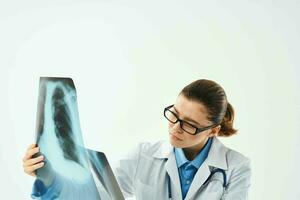 vrouw dokter in wit jas en geneeskunde ziekenhuis examen foto