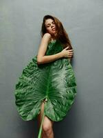 mooi vrouw rood haar- palm blad exotisch naakt foto
