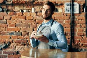 mannetje ober schort koffie kop professioneel barista werk foto