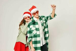Mens en vrouw in Kerstmis hoeden omhelzing vriendschap Kerstmis vakantie foto