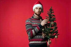 emotioneel Mens in een de kerstman hoed Kerstmis decoraties vakantie nieuw jaar geïsoleerd achtergrond foto