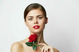 vrouw met rood bloem rood lippen charme luxe licht foto