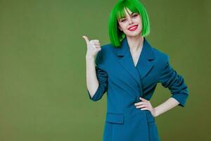 schoonheid mode vrouw aantrekkingskracht groen pruik rood lippen blauw jasje studio model- ongewijzigd foto