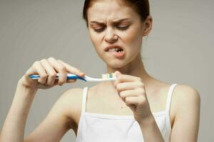 vrouw poetsen tanden met tandenborstel hygiëne in de ochtend- foto