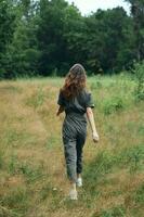 vrouw in groen jumpsuit reizen Woud vakantie platteland foto