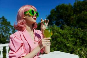 vrolijk vrouw geluk vakantie zonnig zomer cocktail zomer dag foto