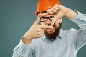 bedrijf Mens in oranje verf bouw emoties gebaren met handen professioneel bijgesneden visie foto