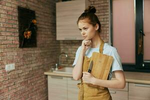 mooi vrouw huizen in de keuken snijdend bord appartementen levensstijl foto