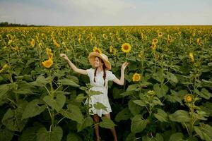 mooi zoet meisje in een hoed Aan een veld- van zonnebloemen landschap foto