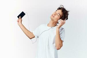 vrolijk Mens in hoofdtelefoons luistert naar muziek- technologie dansen foto