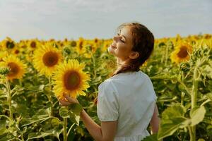 mooi vrouw met vlechten zonnebloem velden landschap zon foto