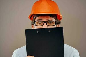 Mens in werk uniform oranje helm onderhoud professioneel operatie handleiding foto