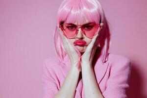 mooi modieus meisje helder bedenken roze haar- aantrekkingskracht elegant bril kleur achtergrond ongewijzigd foto
