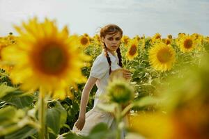 vrouw met twee vlechten in een veld- van zonnebloemen landschap foto