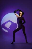 schoonheid mode vrouw poseren Aan stadium spotlight silhouet disco kleur achtergrond ongewijzigd foto