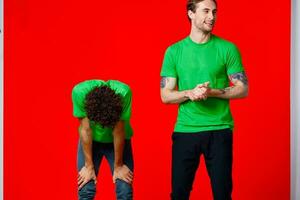 twee vrolijk vrienden in groen t-shirts vreugde van communicatie foto