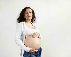 lief zwanger etnisch vrouw dromerig op zoek weg, aanraken haar kaal buik, gevoel baby trappen. moeders en vrouwen dag foto