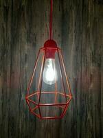 decoratief kroonluchter met licht lamp. decoratief kroonluchter Aan hout achtergrond foto