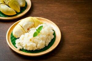 durian plakkerige rijst op bord foto
