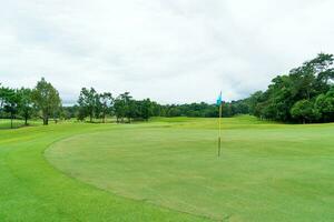 groen met zand bunkers Aan golf Cursus foto