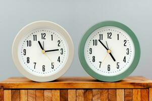 alarm klok geplaatst Aan een houten plank werken met tijd concept van tijd waarde van tijd foto
