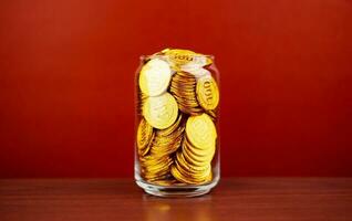 goud munten in een glas pot besparing geld munt munt bank inkomen loon uitgaven geld financieel stabiliteit foto