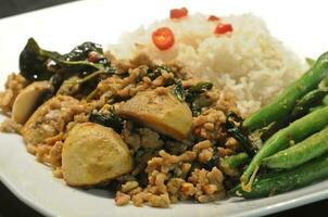 Thais fijngehakt prok basilicum roeren gebakken met groen bonen foto