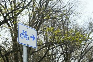 fiets wegwijzer in een Woud foto