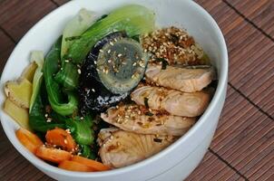 Japans Zalm sesam salade met zwart ei foto