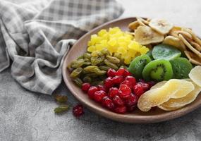 kom met verschillende soorten gedroogd fruit foto