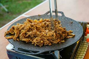 koken rundvlees plakjes in een vlak koekepan, pan foto