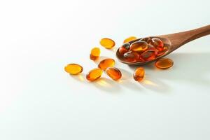 softgel in een lepel, dichtbij omhoog van olie gevulde capsules, geschikt voor presenteren voedsel supplementen, vis olie, omega 3, omega 6, omega 9, vitamine a, vitamine d, vitamine d3, vitamine e, avond sleutelbloem olie, foto