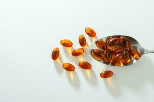 softgel in een lepel, dichtbij omhoog van olie gevulde capsules, geschikt voor presenteren voedsel supplementen, vis olie, omega 3, omega 6, omega 9, vitamine a, vitamine d, vitamine d3, vitamine e, avond sleutelbloem olie, foto