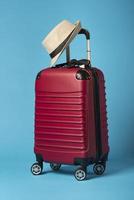 rode bagage met blauwe achtergrond. mooi fotoconcept van hoge kwaliteit en resolutie