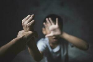 dichtbij omhoog van weinig jongen kind rekken hand- tonen Nee gebaar protest tegen huiselijk geweld, kinderjaren probleem, klein tiener kind staan tegen discriminatie of school- misbruik. stem concept. foto