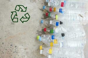 plastic flessen in recycle uitschot station. foto