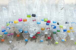 plastic flessen in recycle uitschot station. foto