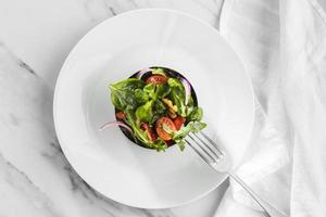 bovenaanzicht heerlijke salade witte plaat. mooi fotoconcept van hoge kwaliteit en resolutie foto