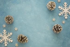 bovenaanzicht naaldboom dennenappels en sneeuwvlokken. mooi fotoconcept van hoge kwaliteit en resolutie foto