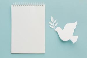 bovenaanzicht van papieren duif met notitieboekje. mooi fotoconcept van hoge kwaliteit en resolutie foto